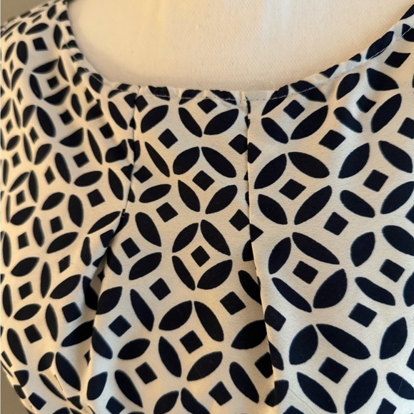 Elegant Black and White Geometric Dress - Picture 5 of 11